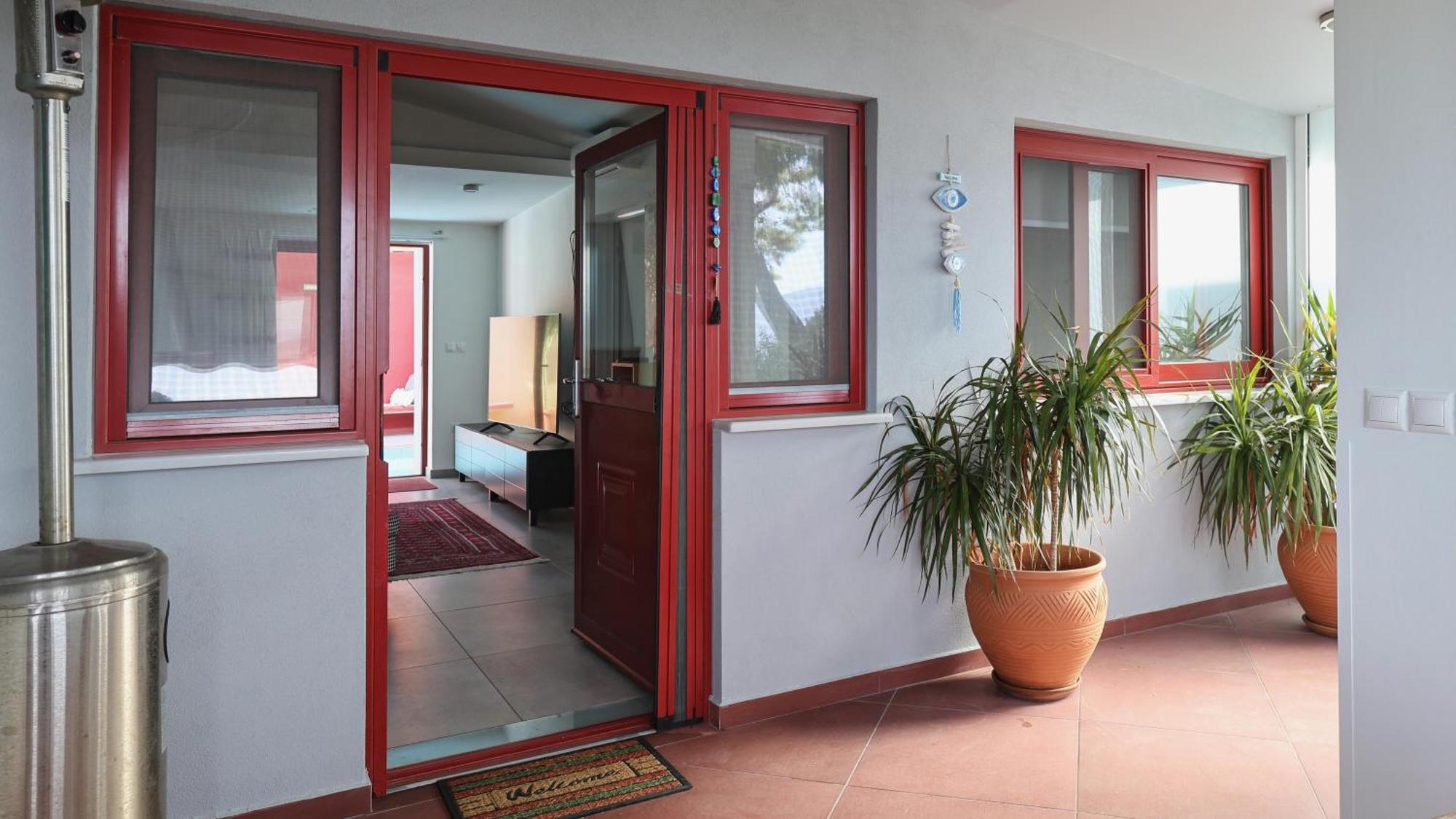 Вілла The Bordeaux Door Aegina Екстер'єр фото